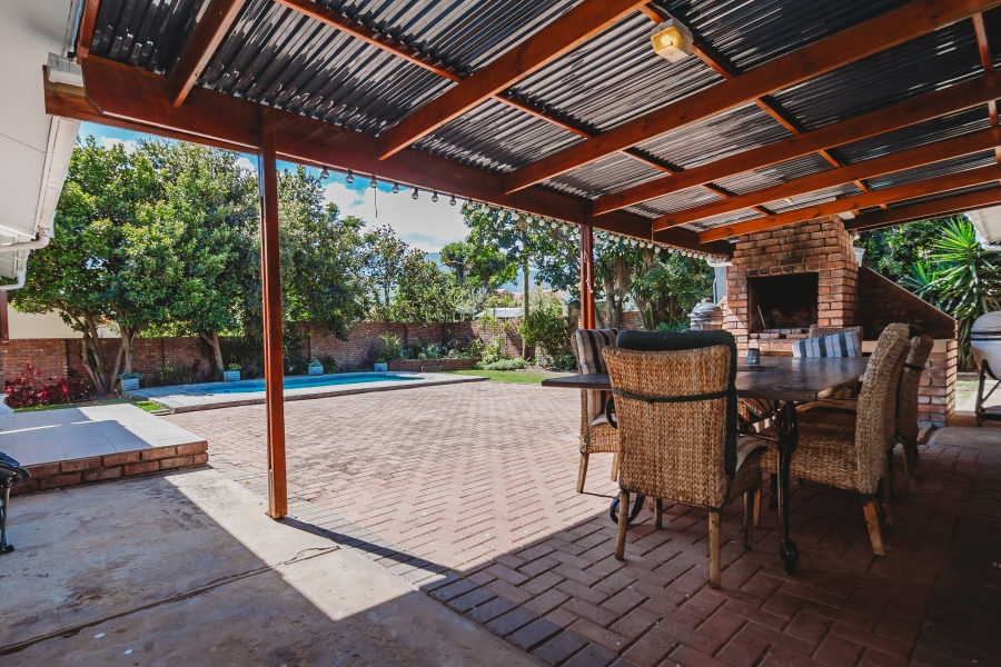 4 Bedroom Property for Sale in Loerie Park Western Cape